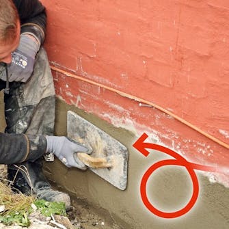 Reparere grunnmur: Mørtelen glattes/filses med et pussebrett etter noen timer, når den er fingertørr Reparere grunnmur: Mørtelen glattes/filses med et pussebrett etter noen timer, når den er fingertørr